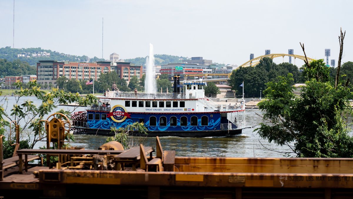 A Gateway Clipper riverboat passing the North Shore fountain